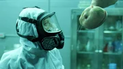 Elsa (Sarah Polley) und Clive arbeiten an der Erzeugung neuer Lebewesen durch Splei&szlig;en von tierischem Erbgut.