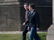 Michael McAndrews (Jamie Sives, l.) trifft seinen Bruder Adie McAndrews (Andy Clark, r.), der als Hauptverd&auml;chtiger in einem Mordfall gilt.