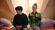 Da Lena (Fië Kolkka, rechts) sich nicht sicher mit Noah (David Hofland) fühlt, will sie ihn fragen, ob das mit ihnen beiden exklusiv ist. Da Lena (Fië Kolkka, rechts) sich nicht sicher mit Noah (David Hofland) fühlt, will sie ihn fragen, ob das mit ihnen beiden exklusiv ist.
