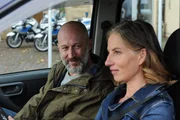 Weil sie ihn liebt, gibt Nele Gerster (Bettina Hauenschild, r.) ihrem Freund Edgar Bogner (Robert Viktor Minich, l.) ein falsches Alibi. Er ist ihr gegenüber allerdings nicht ganz aufrichtig. Weil sie ihn liebt, gibt Nele Gerster (Bettina Hauenschild, r.) ihrem Freund Edgar Bogner (Robert Viktor Minich, l.) ein falsches Alibi. Er ist ihr gegenüber allerdings nicht ganz aufrichtig.