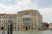 Le Ca' Foscari &ndash; un magnifique palais sur le Grand Canal, construit comme symbole de pouvoir et de prestige pour le doge Francesco Foscari. Durant le Si&egrave;cle d'or de Venise, il mena la ville &agrave; l'apog&eacute;e de sa puissance politique et &eacute;conomique.