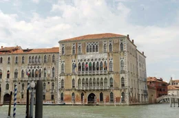 Le Ca' Foscari &ndash; un magnifique palais sur le Grand Canal, construit comme symbole de pouvoir et de prestige pour le doge Francesco Foscari. Durant le Si&egrave;cle d'or de Venise, il mena la ville &agrave; l'apog&eacute;e de sa puissance politique et &eacute;conomique.