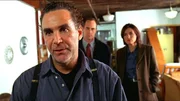 Detective Stabler (Christopher Meloni, M.) und seine Kollegin Detective Benson (Mariska Hargitay) nehmen Sam Lardner (Michael Kell) ins Visier. Beobachtet er nur gerne Frauen oder vergewaltigt er sie auch?