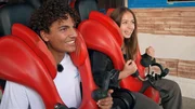 "Die Mixed-WG" macht einen Ausflug in einen Freizeitpark. Adrian und Lina-Marie sitzen in einer Achterbahn.