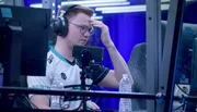Der Spieler Daniel Schoetzau vom Team &bdquo;Entity&ldquo; w&auml;hrend der PlayOffs des &bdquo;The International 2023&ldquo; auf der B&uuml;hne im Spiel gegen Team Virtus Pro. Er sitzt in der schalldichten Playerbooth auf der B&uuml;hne und spielt DOTA2.