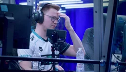 Der Spieler Daniel Schoetzau vom Team &bdquo;Entity&ldquo; w&auml;hrend der PlayOffs des &bdquo;The International 2023&ldquo; auf der B&uuml;hne im Spiel gegen Team Virtus Pro. Er sitzt in der schalldichten Playerbooth auf der B&uuml;hne und spielt DOTA2.