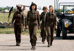 Louise Desfontaines (Sophie Marceau, 3. v. re.) rekrutiert Jeanne Faussier (Julie Depardieu, 2. v. re.), Maria Luzzato (Maya Sans, li.) und Suzy Desprez (Marie Gillain) f&uuml;r eine Mission Impossible.
