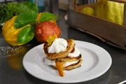 Pancakes mit Zitronenmascarpone von Margit Stolzlechner, Hollerei nahe Sch&ouml;nbrunn; Kokos-Limettensuppe von Margit Stolzlechner, Hollerei nahe Sch&ouml;nbrunn