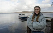 Annikas Tochter Morgan (Silvie Furneaux) kommt durchaus schon mal in den Genuss, im Polizeiboot mitgenommen zu werden.