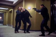 Terrorist Howard Payne (Dennis Hopper, l.) hat Officer Temple (Jeff Daniels) als Geisel genommen. Sein Kollege Jack Traven (Keanu Reeves, r.) versucht, die Situation unter Kontrolle zu bekommen.