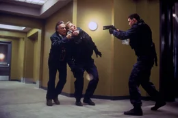 Terrorist Howard Payne (Dennis Hopper, l.) hat Officer Temple (Jeff Daniels) als Geisel genommen. Sein Kollege Jack Traven (Keanu Reeves, r.) versucht, die Situation unter Kontrolle zu bekommen.