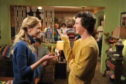 Auf der Weihnachtsfeier der Hecks versteht sich Axl (Charlie McDermott, l.) blendend mit Emily (Brianne Howey, l.). Diese Ablenkung kann er gut gebrauchen, geht ihm doch Bob mit seinen peinlichen Versuchen, cool zu wirken, m&auml;chtig auf die Nerven ...