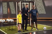 Tobias (l.) beim Reck-Fu&szlig;ball-Duell mit Kai Pflaume und Cacau (r.).