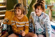 Lotta (Meggy Hussong, l.) und Cheyenne (Yola Streese, r.) in ihrem Club-Baumhaus beraten sich &uuml;ber die Einladung von Berenike.