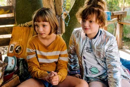 Lotta (Meggy Hussong, l.) und Cheyenne (Yola Streese, r.) in ihrem Club-Baumhaus beraten sich &uuml;ber die Einladung von Berenike.
