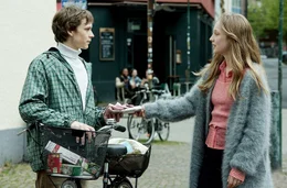 Jann (Philip Günsch) fallen Damenhygieneartikel aus dem Fahrradkorb. Selma (Mina-Giselle Rüffer) hilft ihm.