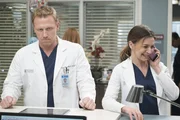 Beeinträchtigt das Privatleben von Owen (Kevin McKidd, l.) und Amelia (Caterina Scorsone, r.) auch ihr Berufsleben? Beeinträchtigt das Privatleben von Owen (Kevin McKidd, l.) und Amelia (Caterina Scorsone, r.) auch ihr Berufsleben?