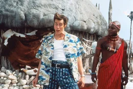 Ace Ventura (Jim Carrey, l.) und Stammesmitglied Ouda (Maynard Eziashi, r.) - zwei Kulturen treffen aufeinander.