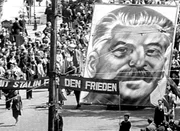 Besatzungsalltag im viergeteilten Wien: Ein Kameramann der US-Streitkr&auml;fte filmt den Umzug der KP&Ouml; am 1. Mai 1950.