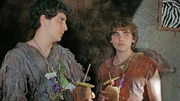 Ringo (Asaf Balikov) spricht dem eifers&uuml;chtigem H&auml;uptlingssohn Ubu (Itay Tarhanov) Mut zu.