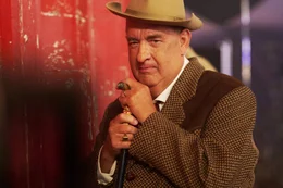 Wird mit seinem Goldesel Elvis Presley Millionen verdienen, und Millionen verspielen: Colonel Tom Parker (Tom Hanks), der legend&auml;re Manager von Elvis.