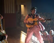 Bei Elvis' (Austin Butler) Auftritten verlieren die Frauen  (Komparsinnen) zu gro&szlig;en Teilung die Fassung.