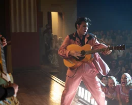 Bei Elvis' (Austin Butler) Auftritten verlieren die Frauen  (Komparsinnen) zu gro&szlig;en Teilung die Fassung.