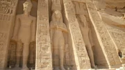 Die Statue von K&ouml;nigin Nefertari vor dem Tempel von Abu Simbel ist beinahe so gro&szlig;, wie die ihres Gemahls Ramses II. links und rechts von ihr. Ein Zeichen f&uuml;r die weitgehende Gleichstellung Nefertaris.