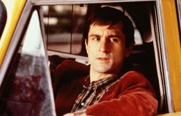 Travis Bickle (Robert De Niro) f&auml;hrt als &bdquo;Taxi Driver&ldquo; durch die Stra&szlig;en New Yorks.