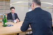 Tobias Eisert (l.) beim Vorstellungsgespr&auml;ch f&uuml;r einen B&uuml;rojob in der Schweiz.
