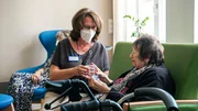 MDR FERNSEHEN ECHTES LEBEN: MEIN TOD. MEINE ENTSCHEIDUNG, am Freitag (17.04.26) um 02:50 Uhr. Ab 15.04.2026 in der ARD-Mediathek. Die Hospizleiterin Anette Adam hat die Nachricht von der Legalisierung des assistierten Suizids mit Sorge aufgenommen.