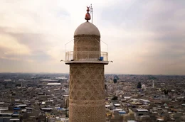 Das schiefe Al-Hadba-Minarett war dem IS ein Dorn im Auge. Von der Terrormiliz zerst&ouml;rt, wurde es in den letzten Jahren vollst&auml;ndig restauriert.