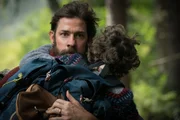 Lee (John Krasinski, l.) tr&auml;gt Marcus (Noah Jupe, r.), um m&ouml;glichst ger&auml;uschlos voranzukommen.