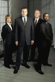 Von links: Detective Eames (Kathryn Erbe), Detective Goren (Vincent D'Onofrio), Captain Deakins (Jamey Sheridan) und Ron Carver (Courtney B. Vance) ermitteln in einem Mordfall.