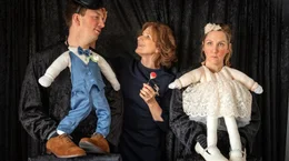 Plant mit (&Uuml;ber-)Eifer die Hochzeit ihres Sohnes Nils (Johannes Kienast, r.) und Inka (Nikola Kastner, r.); Renate (Victoria von Trauttmansdorff, M.)