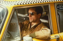 Travis Bickle (Robert De Niro) blickt angewidert auf die Stra&szlig;en New Yorks, durch die er tagt&auml;glich sein Taxi chauffiert