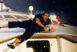 Eine Kollision ersch&uuml;ttert das Schiff und schleudert Alex (Jason Patrick) &uuml;ber die Reling.