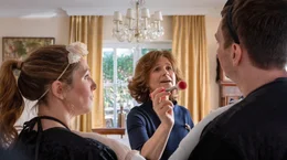Plant mit (&Uuml;ber-)Eifer die Hochzeit ihres Sohnes Nils (Johannes Kienast) und Inka (Nikola Kastner, l.); Renate (Victoria von Trauttmansdorff, M.)