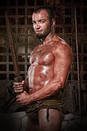 Soll für Batiatus in der Arena kämpfen: Ashur (Nick Tarabay) ... Soll für Batiatus in der Arena kämpfen: Ashur (Nick Tarabay) ...