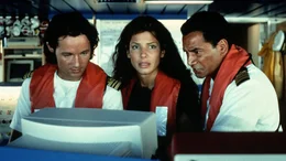 Annie (Sandra Bullock mi.) befindet sich mal wieder zur falschen Zeit am falschen Ort. Hier versucht sie gemeinsam mit den Crew-Mitgliedern Merced (Brian McCardie li.) und Juliano (Temuera Morrison re.) die Navigationssysteme des Luxusliners wieder in Betrieb zu nehmen.