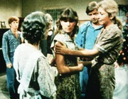 Mary Ellen (Judy Norton-Taylor, M.) hat die Nachricht vom Tode ihres Mannes erhalten. Ben (Eric Scott, l.), Gro&szlig;mutter (Ellen Corby, 2.v.l.), John (Ralph Waite) und Olivia (Michael Learned) versuchen, Mary Ellen zu tr&ouml;sten.