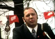 Ternitz in den Siebzigerjahren: Ein Filmamateur dokumentiert hohen politischen Besuch. Karl Blecha bei einer Ansprache zum 1. Mai in der Sch&ouml;ller-Bleckmann-Stadt.