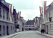 Wolfsberg in K&auml;rnten 1946: Aufnahmen vom ersten 1. Mai nach dem Ende des 2. Weltkriegs. Nach den Jahren der Diktatur haben die Wolfsberger ihre Stadt mit roten und rot-wei&szlig;-roten Fahnen geschm&uuml;ckt.
