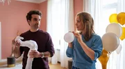 Gute Miene zu b&ouml;ser Krise: S&ouml;ren (Oliver Wnuk) und Maike (Anneke Kim Sarnau) helfen bei den Vorbereitungen zur Hochzeit von Maikes Schwester Inka.