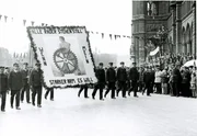 Menschen & M&auml;chte: "Der 1. Mai - Ein Feiertag macht Geschichte", Rote Fahnen und b&auml;ndergeschm&uuml;ckte Maib&auml;ume, ideologische Kampfparolen und biedere Familienausfl&uuml;ge, Wiener Ringstra&szlig;e und steirischer Marktplatz: Die Dokumentation von Robert Gokl ist ein filmische Zeitreise zur&uuml;ck in die wechselvolle und spannungsreiche Geschichte des 1. Mai - vom illegalen Kampftag der Arbeiterbewegung am Ende des 19. Jahrhunderts bis hin zum Staatsfeiertag mit Volksfestcharakter.  SENDUNG: ORF2 - FR - 01.05.2020 - 09:05 UHR. - Veroeffentlichung fuer Pressezwecke honorarfrei ausschliesslich im Zusammenhang mit oben genannter Sendung oder Veranstaltung des ORF bei Urhebernennung.
