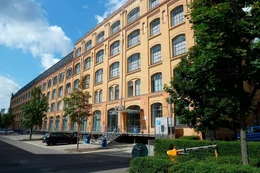Obersch&ouml;neweide hatte zu DDR-Zeiten keinen guten Ruf. Das Areal stand f&uuml;r Schmutz und Dreck. Der Berliner kalauerte den Ort schon fr&uuml;h zu &bdquo;Schweine&ouml;de&ldquo;. Und doch wurde hier deutsche Industriegeschichte geschrieben. Innerhalb weniger Jahre entsteht eines der gr&ouml;&szlig;ten zusammenh&auml;ngenden Industrieareale Europas mit etwa 25 kleinen und gro&szlig;en Werken. - Auf dem Gel&auml;nde des ehemaligen Kabelwerk Oberspree studieren heute die Studenten der Hochschule f&uuml;r Wirtschaft und Technik. Mit den Studenten kam die Hoffnung zur&uuml;ck nach Obersch&ouml;neweide. Denn die meisten Betriebe schafften den Weg in die Marktwirtschaft nicht.