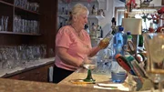 Marion "Hasi" zapft Bier in der 'Bauernstube'