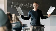 Lehrer Rainer Wenger (J&uuml;rgen Vogel) f&uuml;hrt mit seiner Klasse ein Experiment zum Thema Faschismus und Diktatur durch - mit ersch&uuml;tternden Folgen.