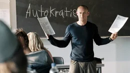 Lehrer Rainer Wenger (J&uuml;rgen Vogel) f&uuml;hrt mit seiner Klasse ein Experiment zum Thema Faschismus und Diktatur durch - mit ersch&uuml;tternden Folgen.