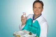 Gesundmacher Dr. Carsten Lekutat kl&auml;rt auf und will die Angst vor der Ersten Hilfe nehmen: Welche Ma&szlig;nahmen sind wann angebracht und wie unterscheiden sich Notf&auml;lle bei M&auml;nnern und Frauen. Er testet das Erste Hilfe-Wissen von Passanten und l&auml;sst sich die Verbandsk&auml;sten von Autofahrern zeigen.